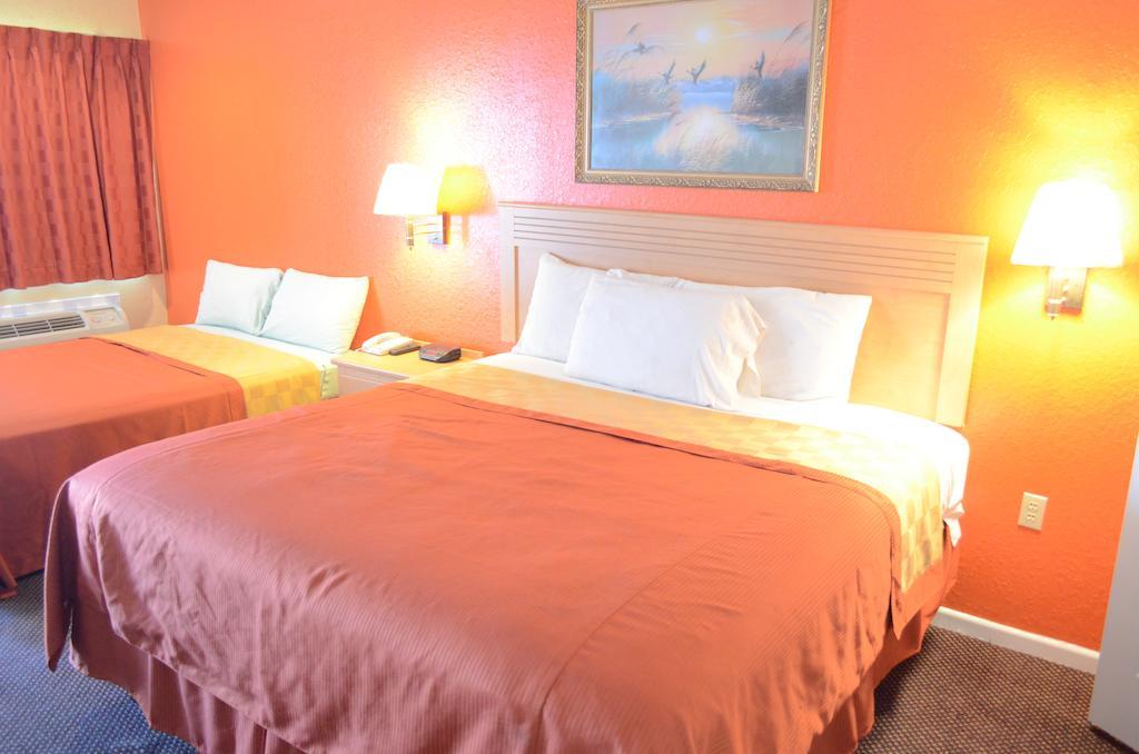 Texan Inn & Suites Louetta Room photo